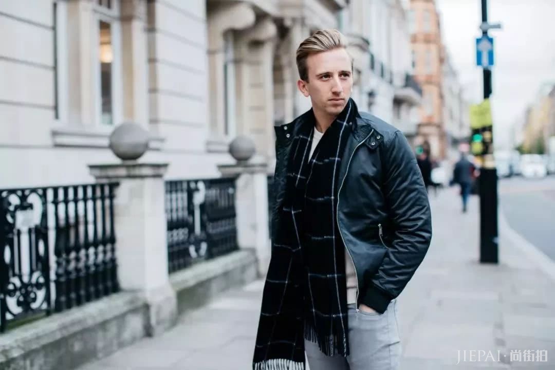 偷偷穿上爸爸飞行员夹克，发现到现在一点也不过时