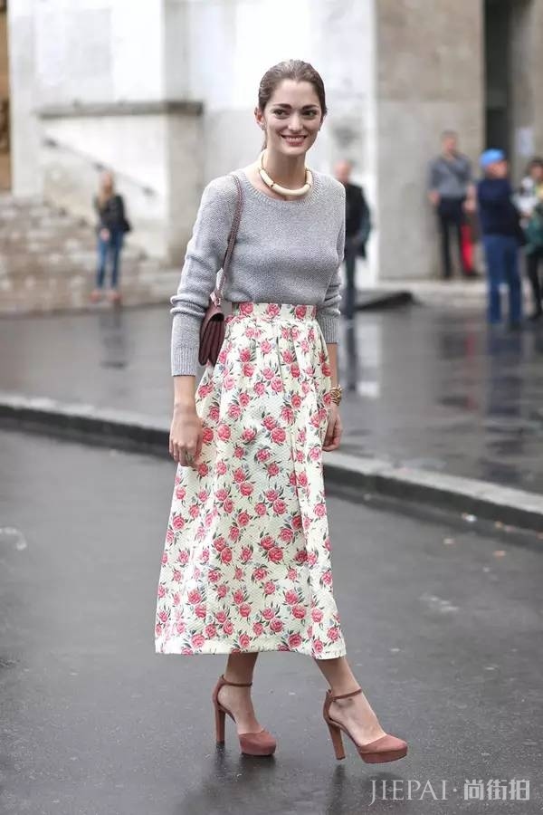 欧美街拍 看潮人冬天穿毛衣戴项链，气质迷人又保暖