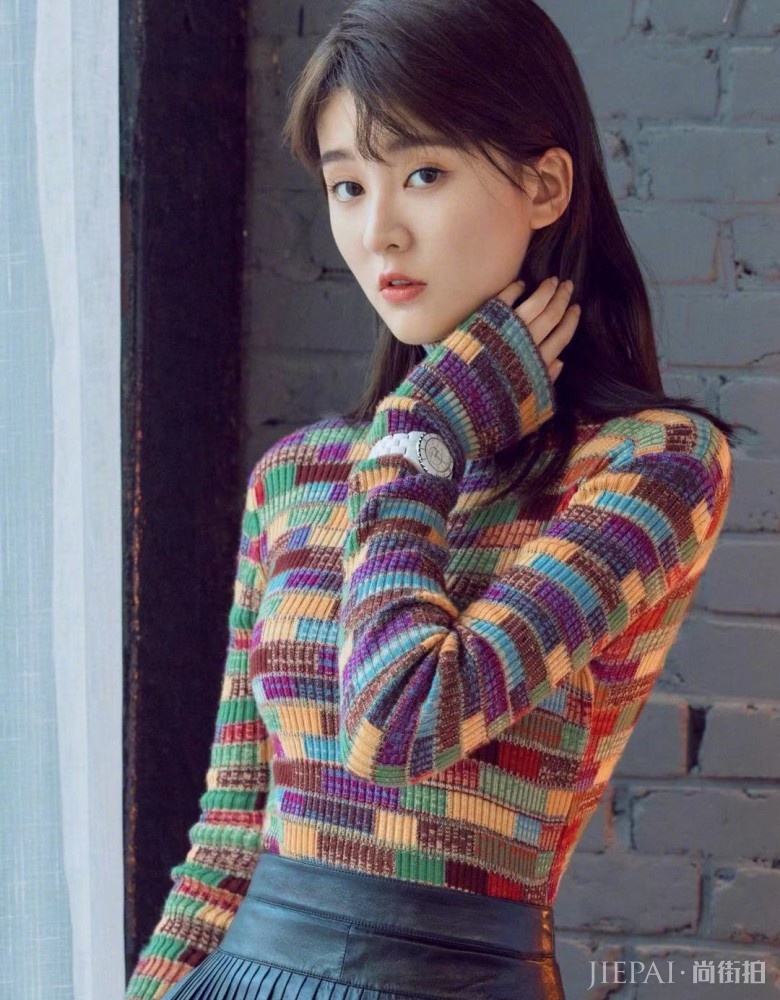 乔欣穿彩虹色毛衣，撞衫周迅，全靠气场支撑