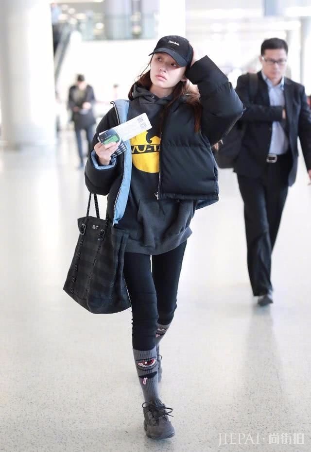林允穿"怪物袜"现身机场,搭出了意外时髦感!