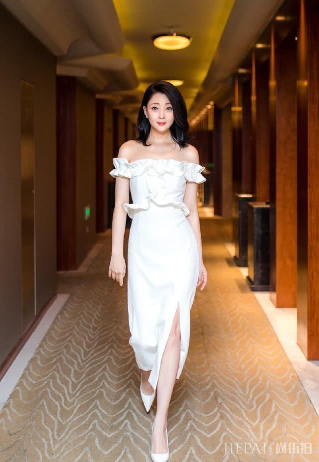 殷桃造型性感大方，一身连衣裙气场全开，但最大的亮点却是发际线