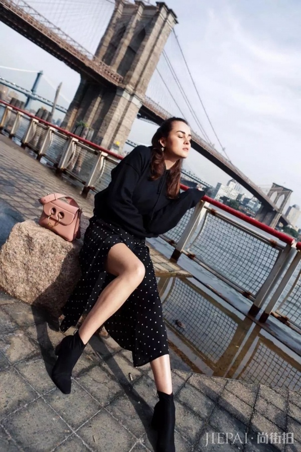 女生秋冬卫衣怎么穿好看？卫衣比高领衫减龄比衬衫实穿