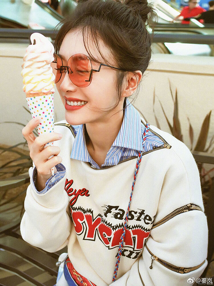 秦岚在卫衣里套件长衬衫就出门,裤子都省了,网友:这腿我给满分