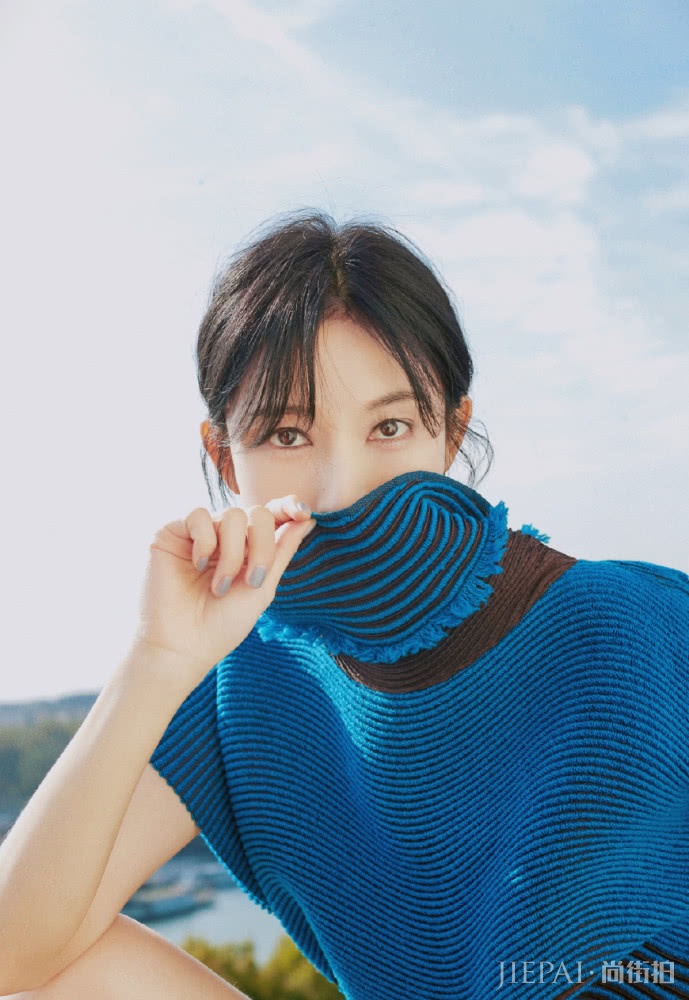 张俪穿搭走异域风格，一袭蓝色长裙性感优雅