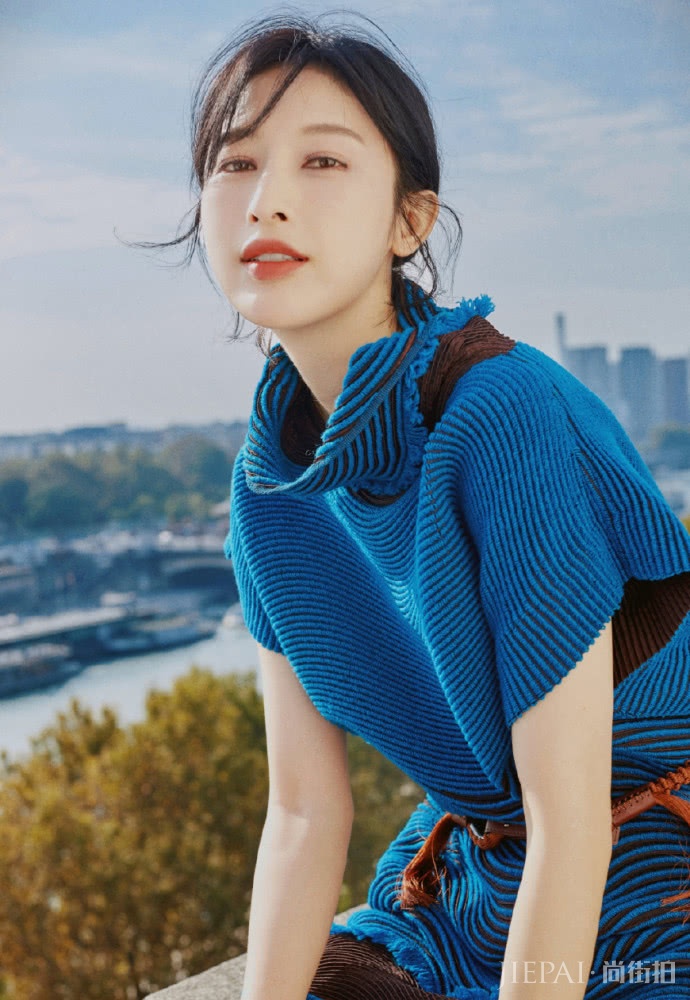 张俪穿搭走异域风格，一袭蓝色长裙性感优雅