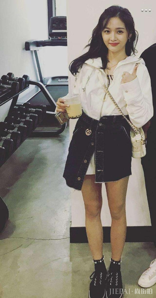 吴宣仪不好好穿衣，卫衣撇到一边露出锁骨杀，半裙还当腰带穿