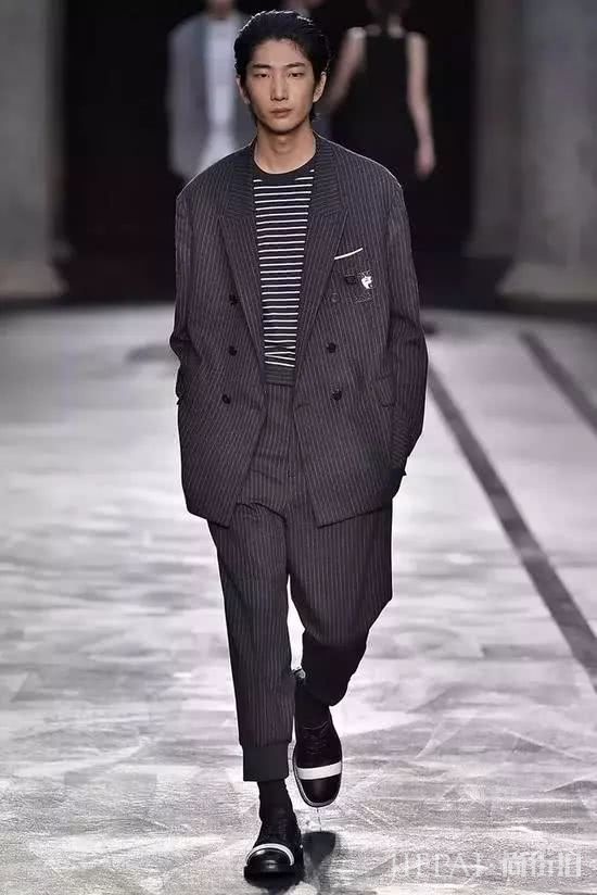 男人30岁穿西装才有范!但西装怎么穿有讲究,如果乱穿就会越穿越老