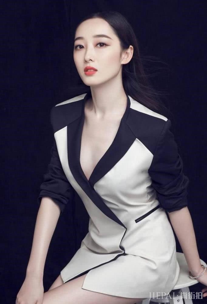 同样都是寡淡的长相，蒋梦婕的搭配却不如周冬雨