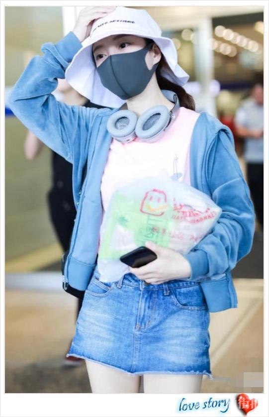 冯提莫穿超短裙不得了,胸以下全是腿,真会搭