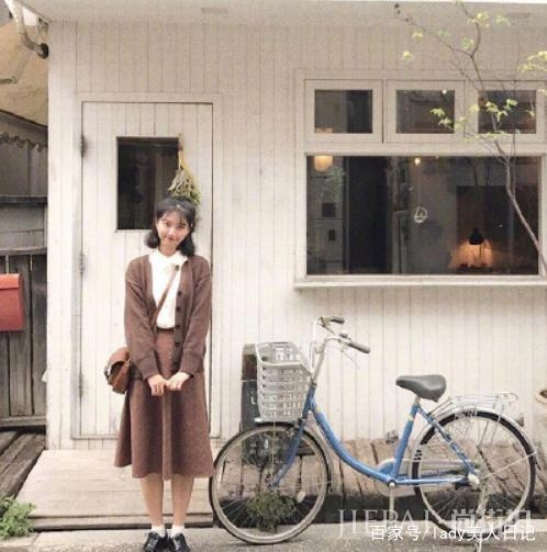 初秋最火热的十套穿搭,每套都能让你年轻10来岁