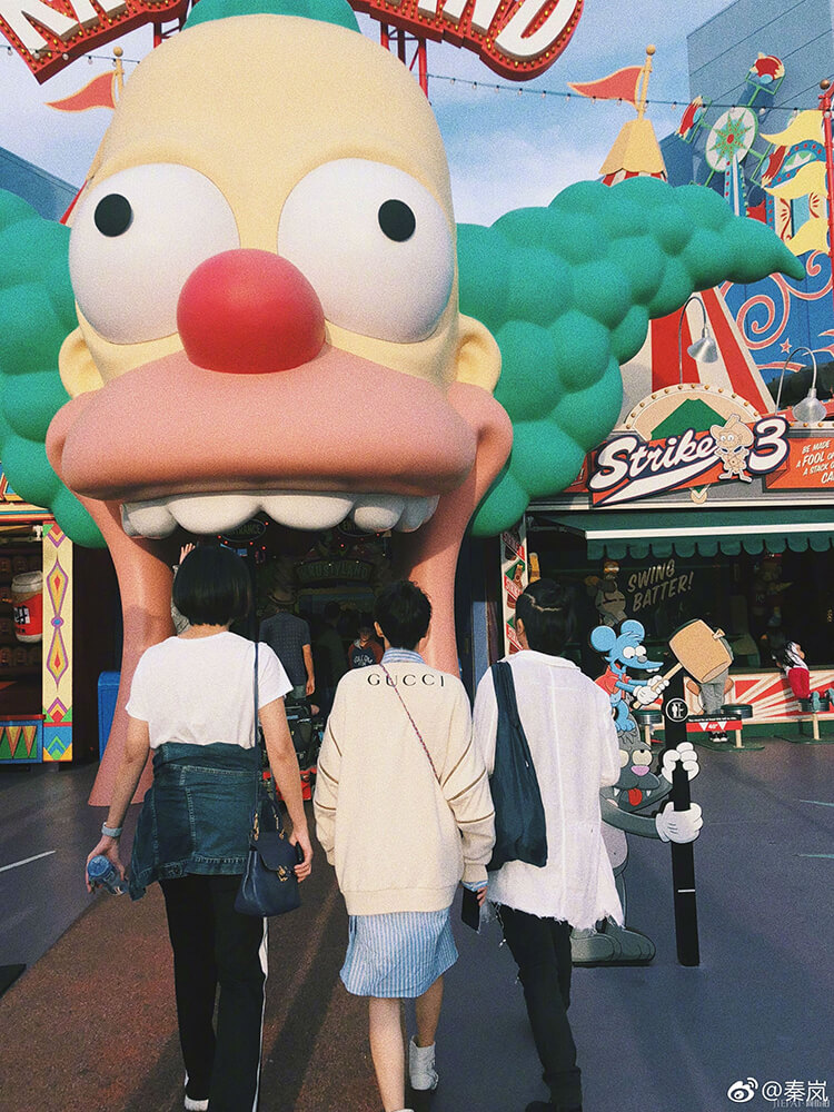 秦岚在卫衣里套件长衬衫就出门,裤子都省了,网友:这腿我给满分