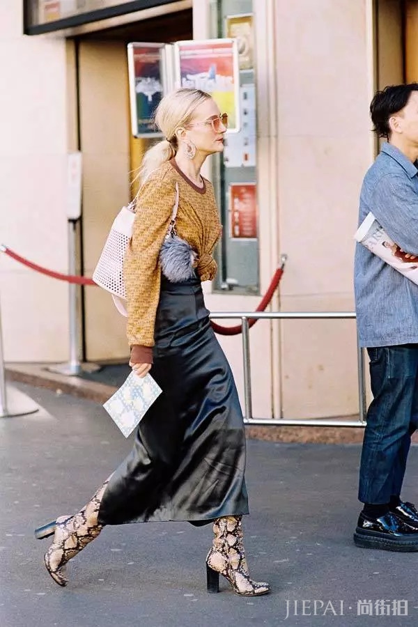 秋天裙子怎么穿 配靴子才是最美