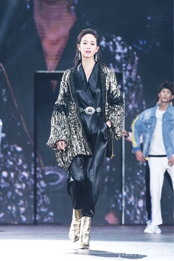 张钧甯亮片外套搭黑色连体裤，T台上气场十足！三百六十度无死角