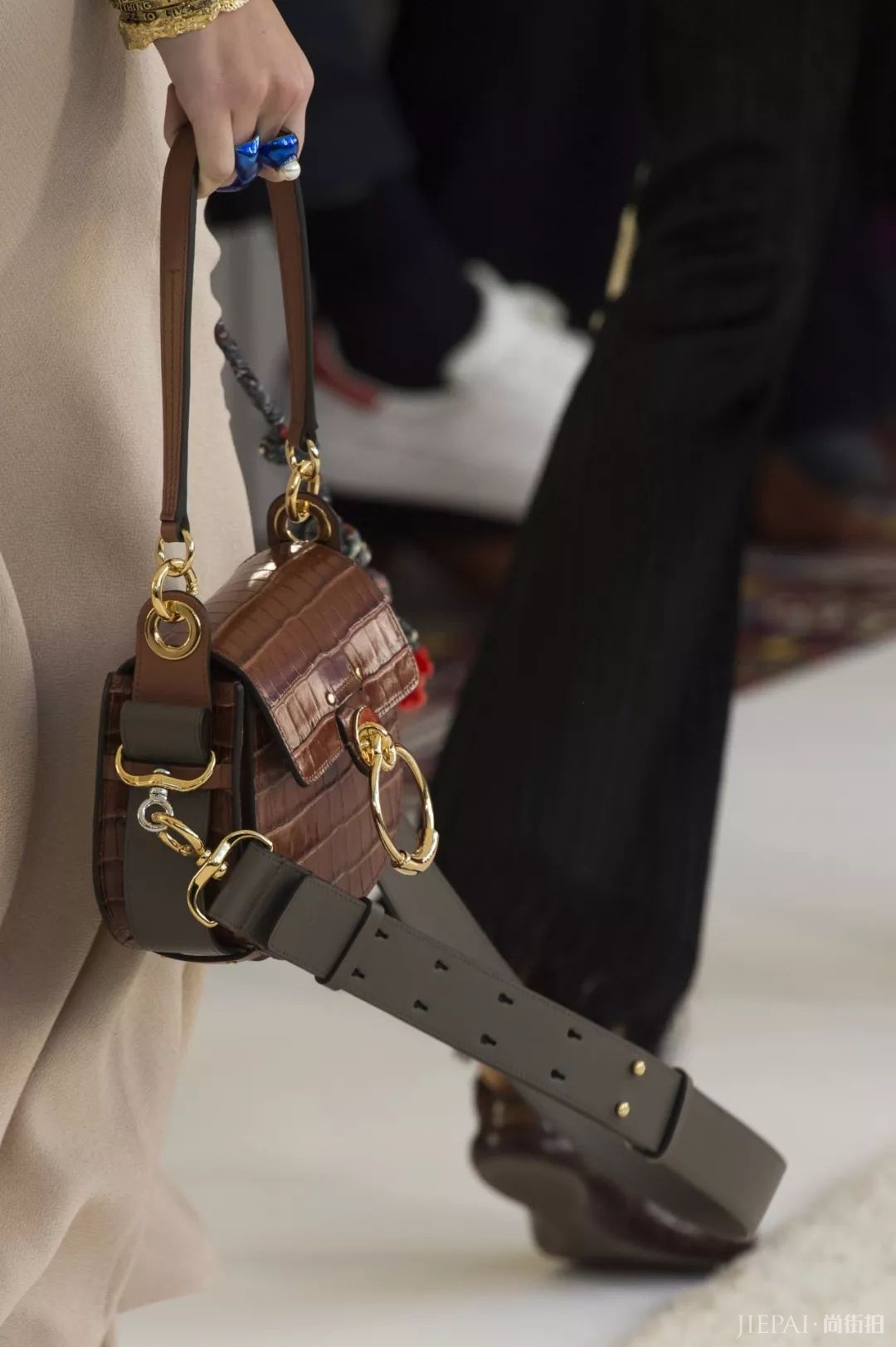 复古风盛行的当下，看欧美明星和街头潮人背这样的包包更出彩