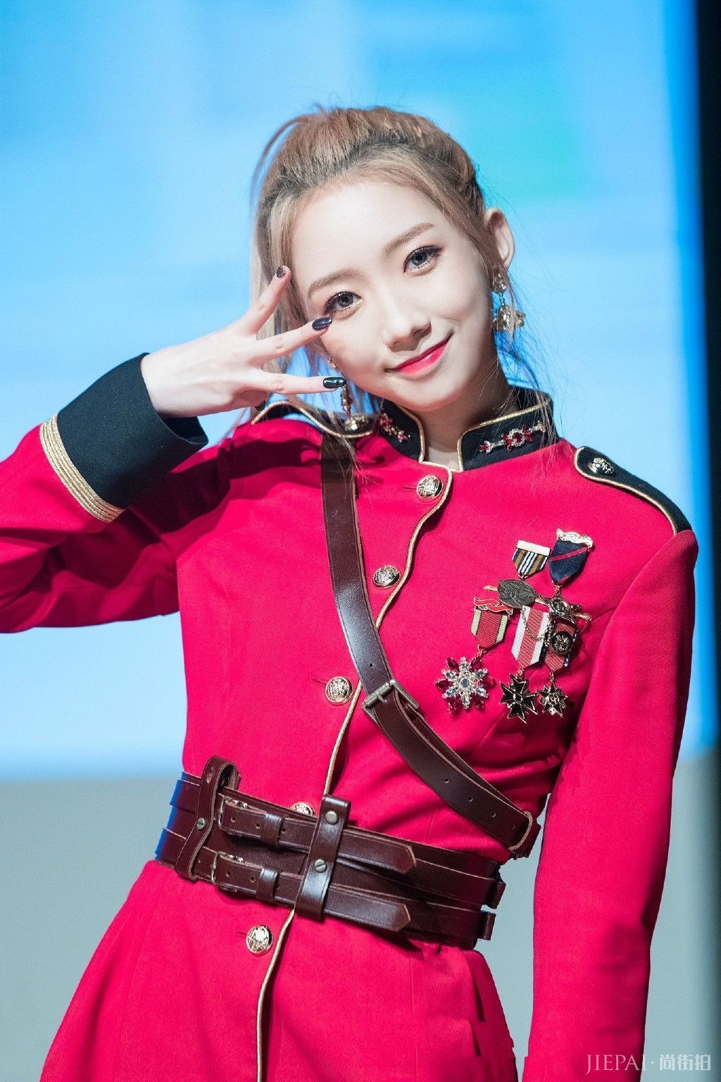 19岁孟美岐在镜头下暴露原形，妆没化好一下老了十几岁