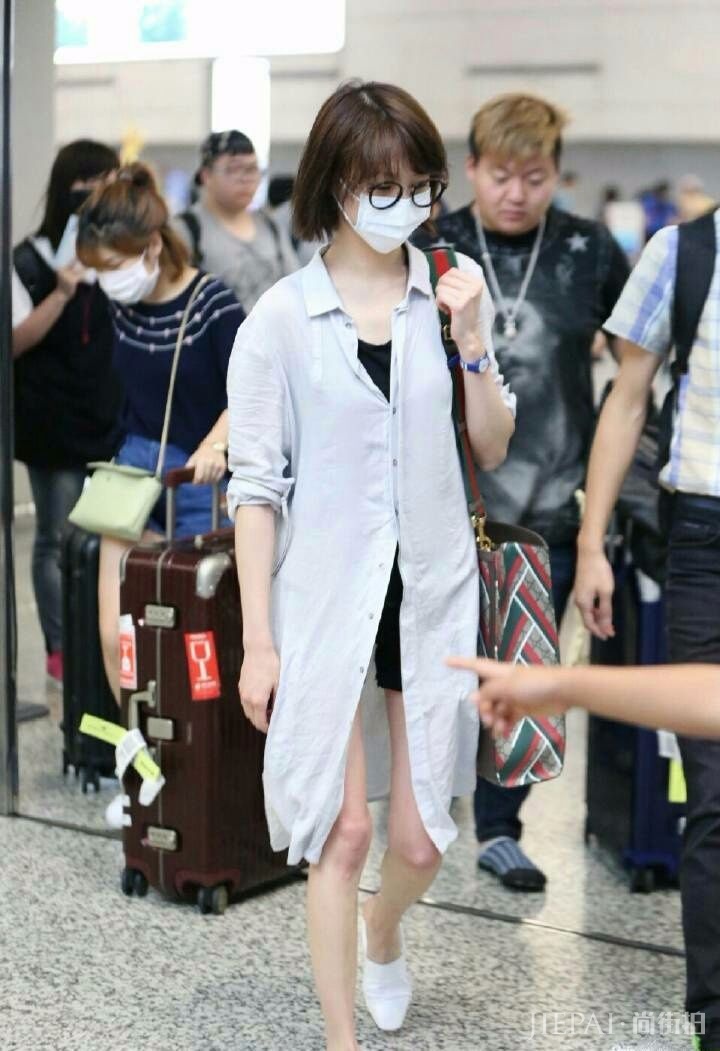 郑爽想突破自己尝试性感风格,没想到被她几万块的包抢镜了!