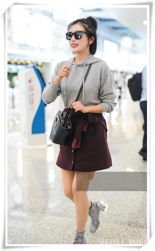 阚清子短裙却不显腰身，网友：女神就是不一样