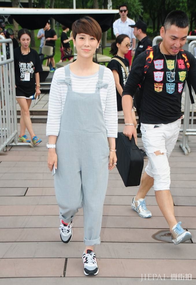 竖条纹也拯救不了海清的好身材!