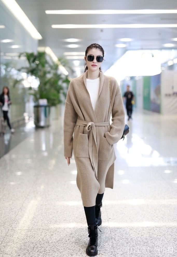何穗现身机场，针织大衣搭配打底裤，超模也怕冷！