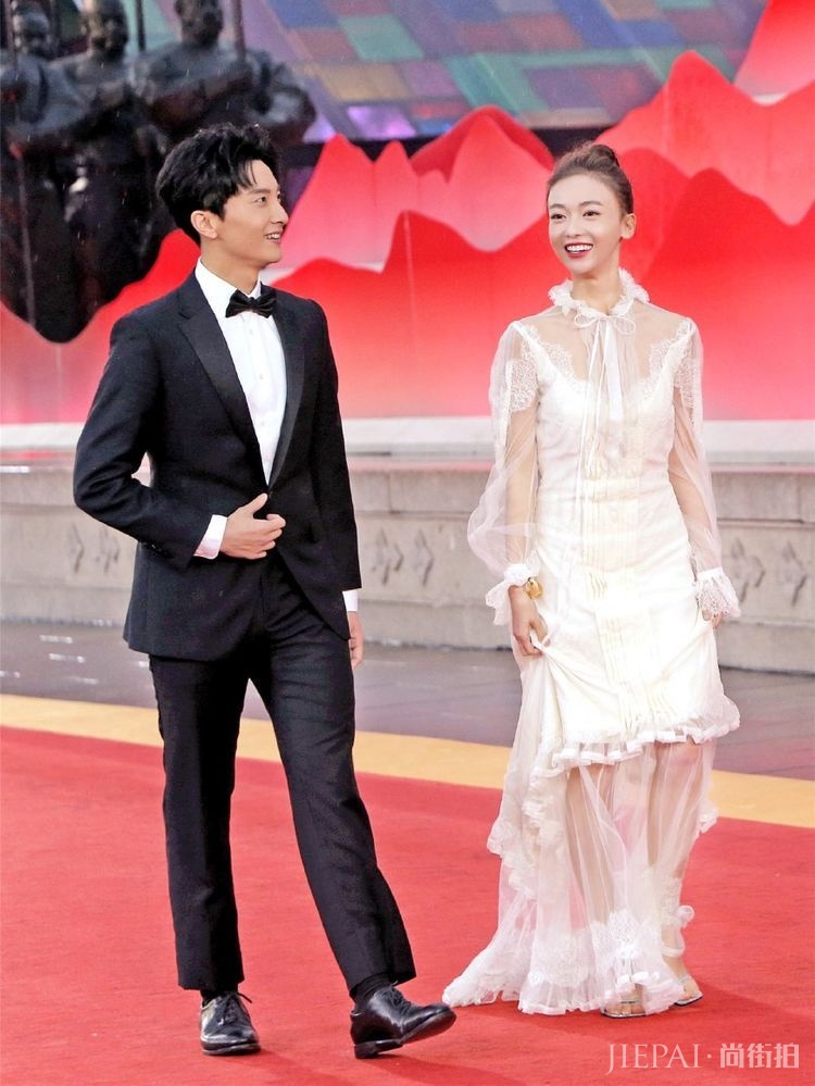 吴谨言真大胆,一袭透视薄纱裙亮相红毯,瘦就是任性!