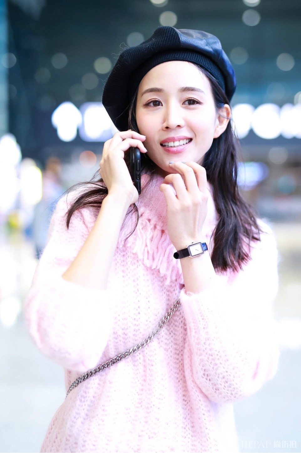 张钧甯最新机场街拍！粉色毛衣配短裤，少女感十足