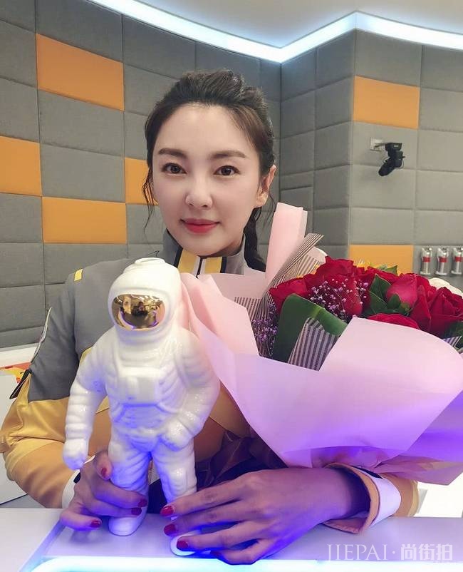 张雨绮离婚后发声心情大好配文:重返地球