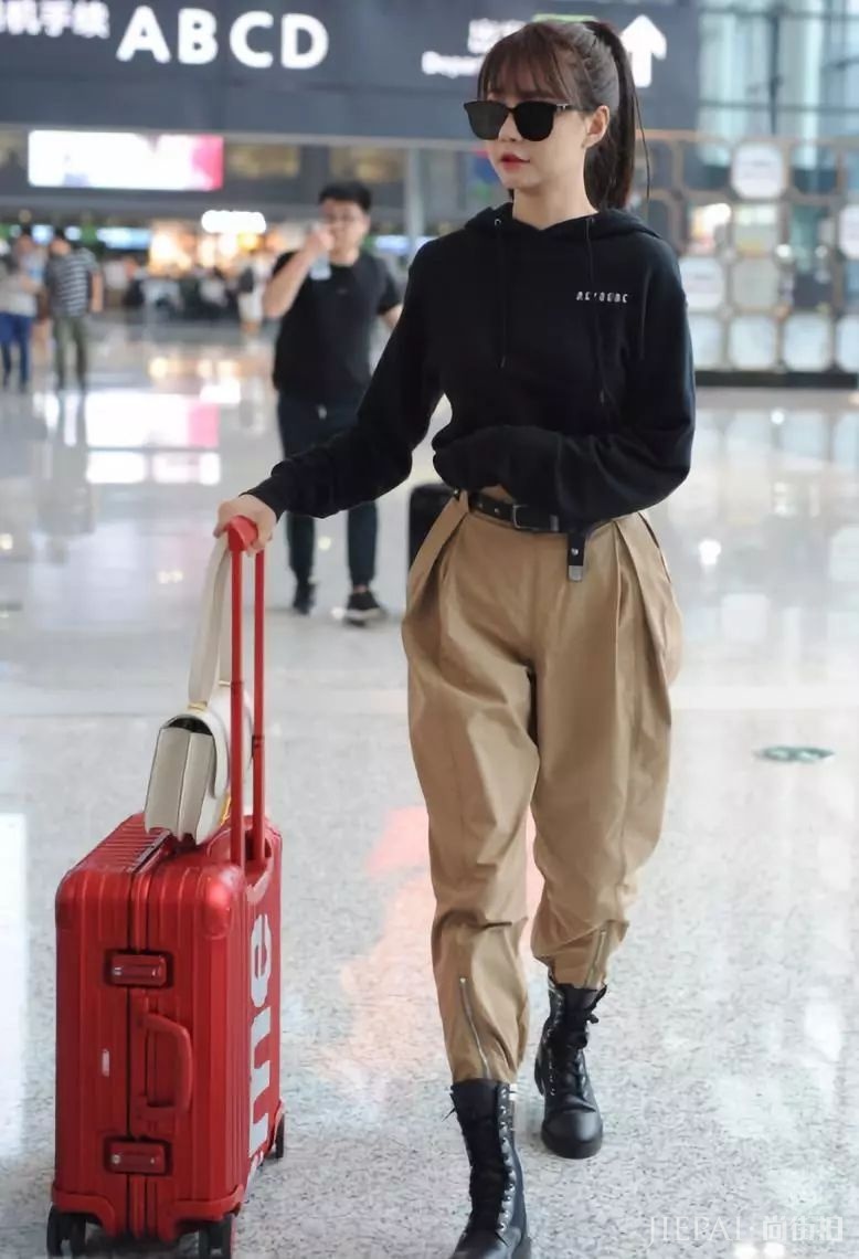 今年冬天流行卫衣+半裙穿火了,这身搭配满分