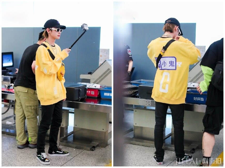 王琳凯机场街拍 穿黄外套搭配绿色裤子和帽子,嘻哈风十足