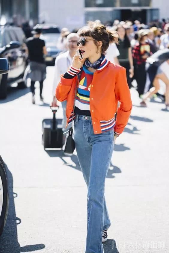 卫衣+牛仔裤=在2018秋冬街拍真的时髦炸了