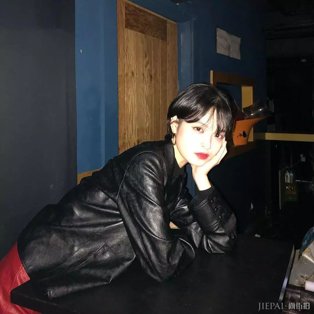 短发女生不够性感？下面给你看看这个五官精致的韩国短发模特…