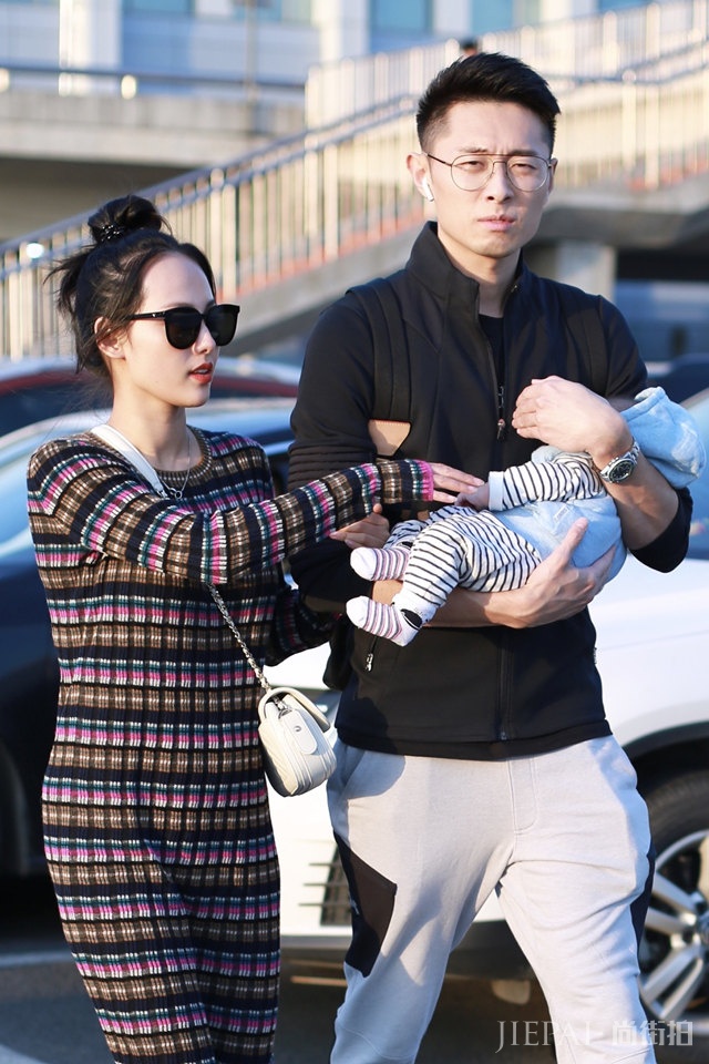 张嘉倪带二胎出门被偷拍，老公全程用手挡住小孩的脸