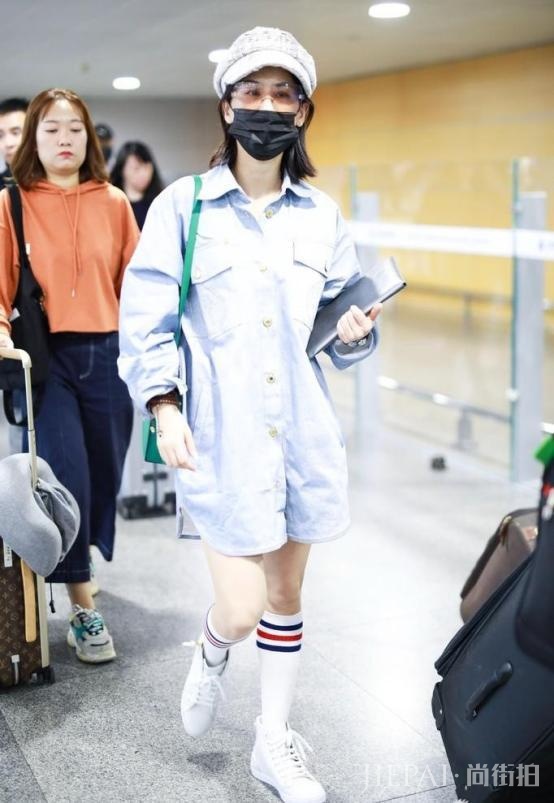 35岁黄圣依和24岁鞠婧祎同穿高筒袜，真嫩与装嫩的差别一目了然