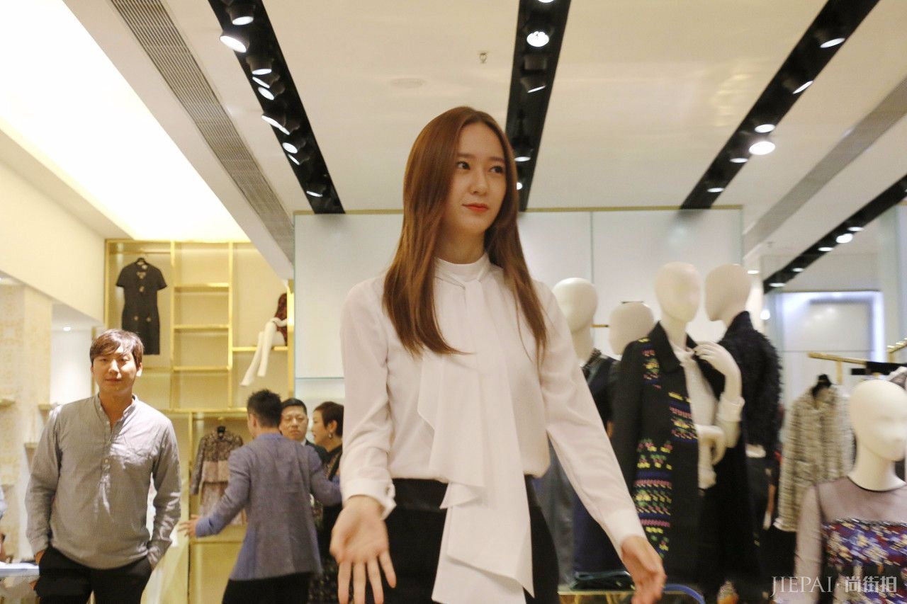 昆凌携手郑秀晶同台,网友:生没生娃一眼便知!