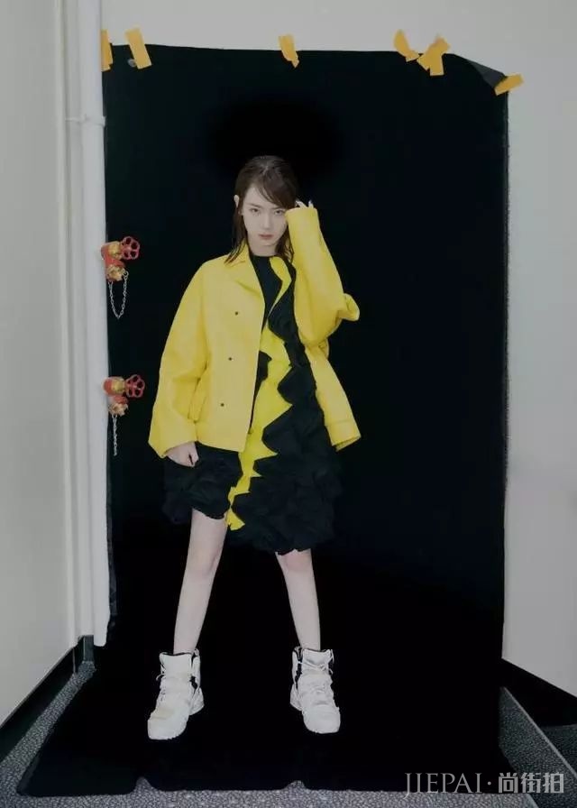 这是霸气的戚爷?换了发型人都变样了!网友:摆什么pose都没用了