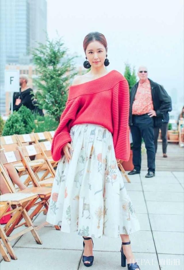 林心如现身活动,大秀“时尚感”,网友:看不懂这露肩毛衣!