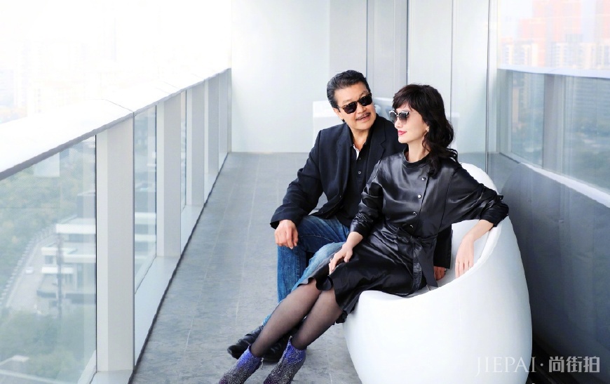 赵雅芝穿白色V领连衣裙优雅大方