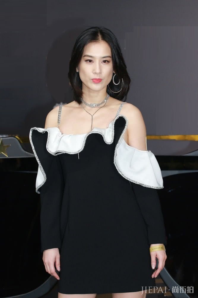 黄圣依又上演“锁骨杀”，两套黑色礼服相当美