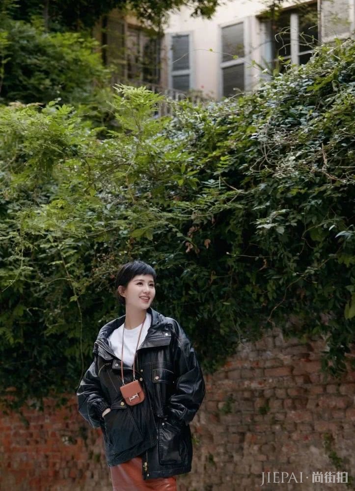 时尚圈的黑科技挂脖包你尝试过吗?