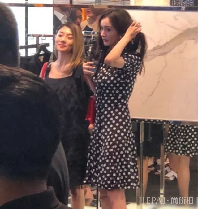 郑恺前女友与杨幂同框,网红与明星的差距一目了然