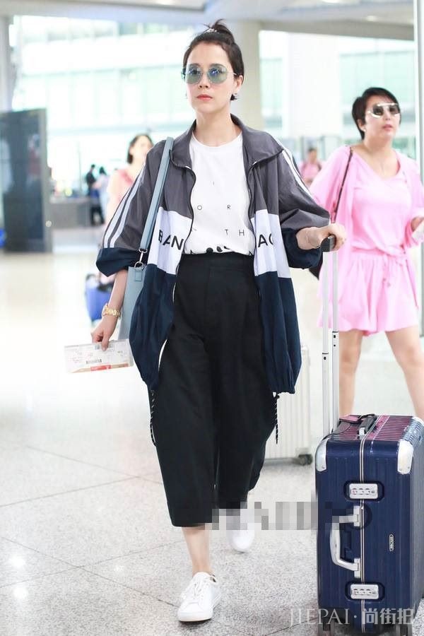 竖条纹也拯救不了海清的好身材!