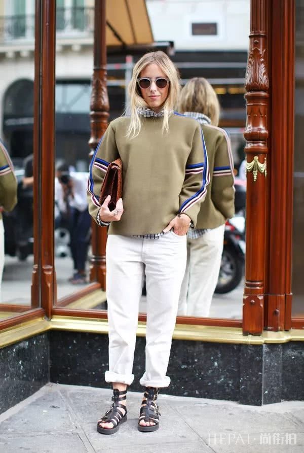 卫衣+牛仔裤=在2018秋冬街拍真的时髦炸了