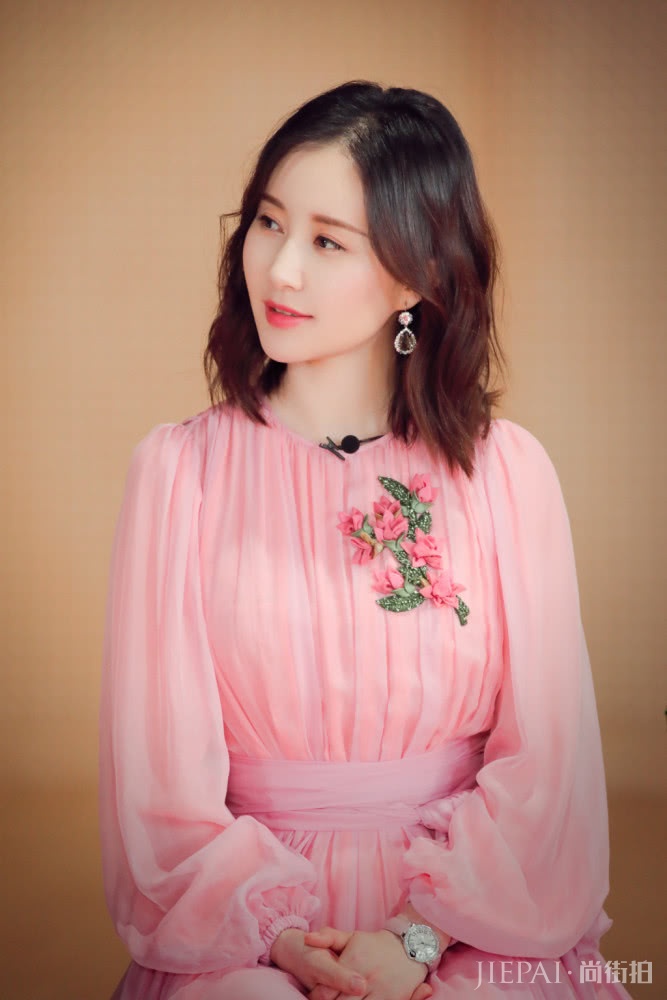 30岁舒畅最新造型，穿对了衣服，又加上摩卡波波头发型，美呆了