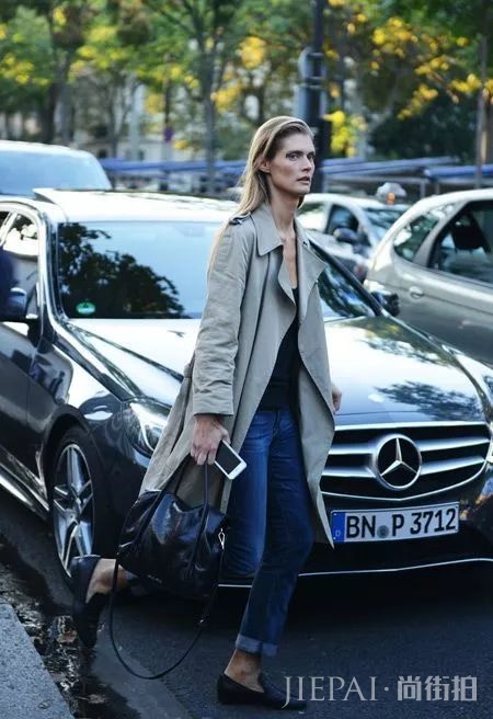 欧美街拍 风衣＋牛仔烟管裤好看到爆