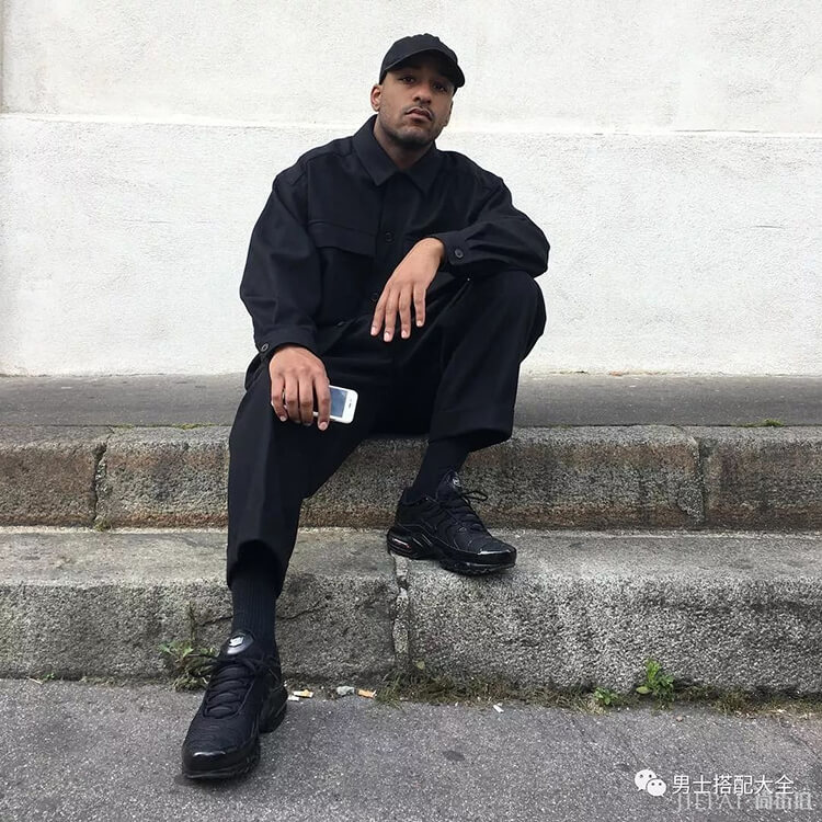 潮男看过来 用万年不淘汰的黑色单品来拯救你的秋冬穿搭