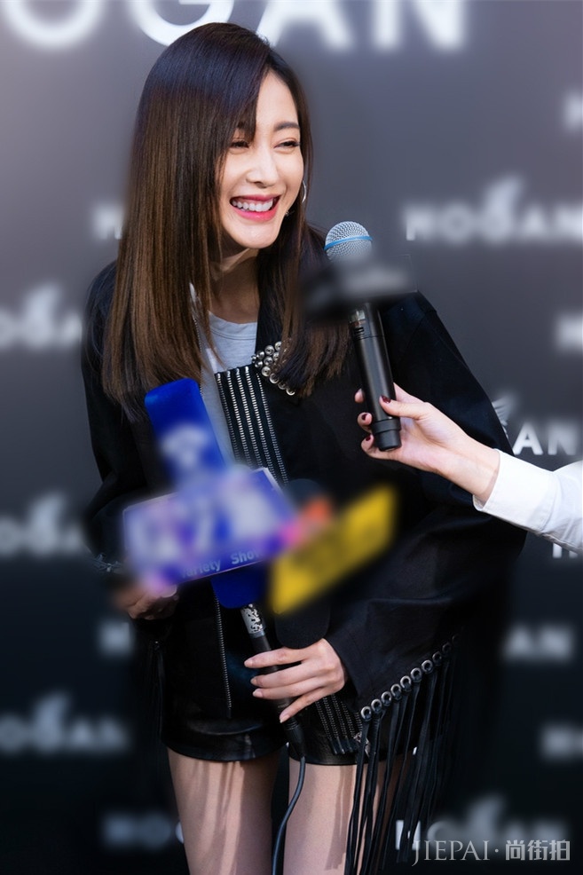 张天爱穿短裤现身，即使只穿双平底鞋，腿还是依然好看