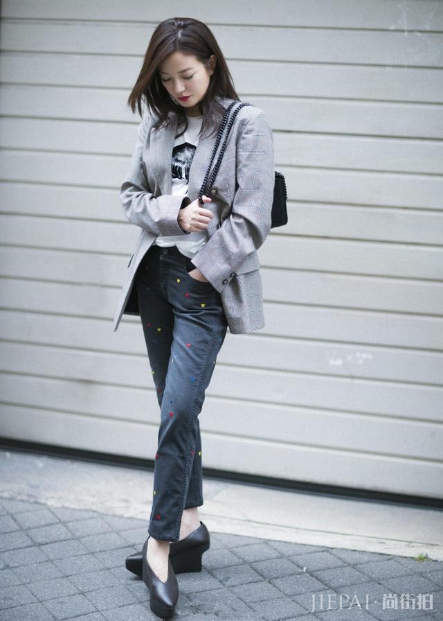 赵薇瘦后美得太高级!百褶裙搭出了少女感,身材终于配得上脸了