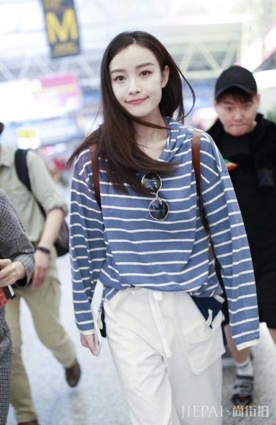 冯绍峰前女友倪妮惊现机场，休闲套装，还是老样子！