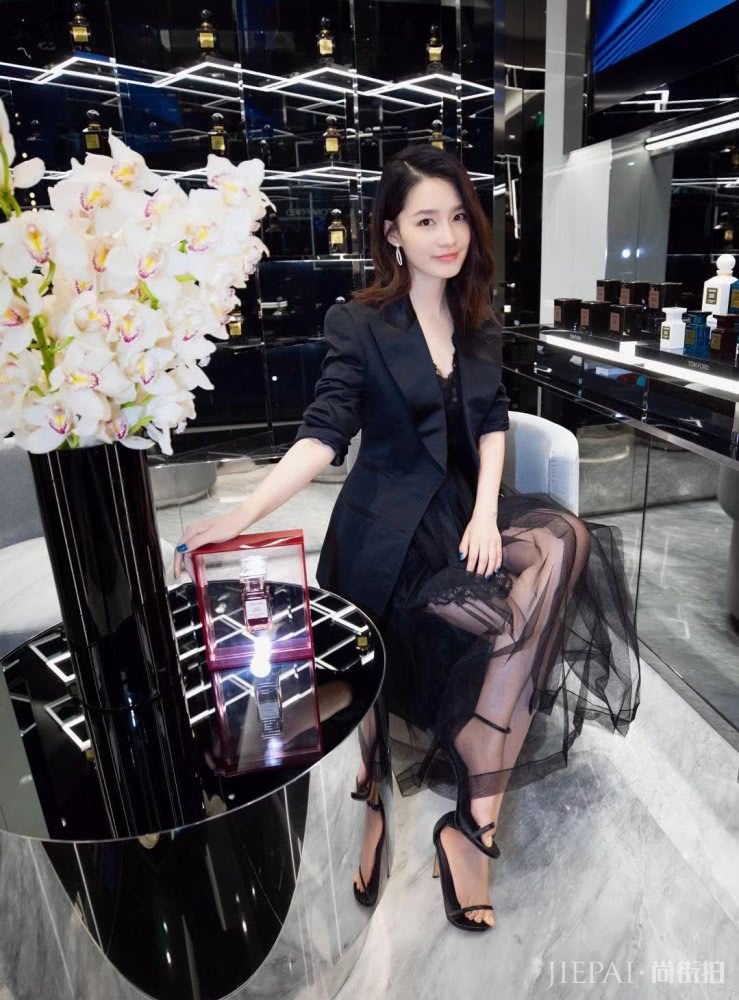 李沁终于换风格啦 ，西装配蕾丝纱裙秒变御姐