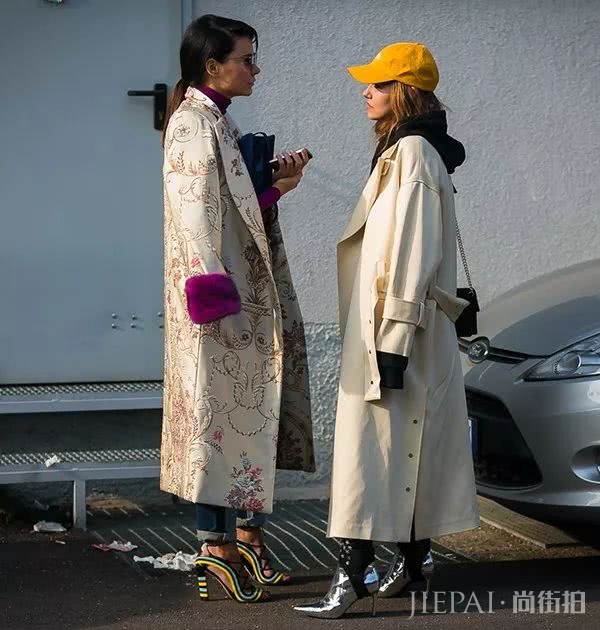 欧美街拍 街头潮人都喜欢上了这款“金银战靴”