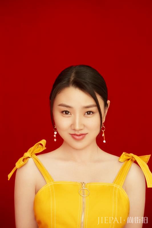 歌手肖洋全新写真曝光 清纯甜美